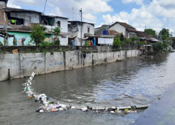 Satu unit trash barrier yang terpasang di Sungai Code kawasan Kelurahan Wirogunan, Kemantren Mergangsan, Kota Yogyakarta, Kamis (7/5/2026).