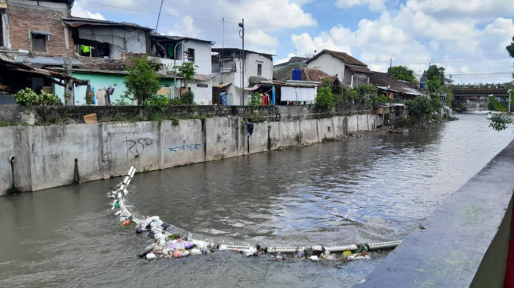 Satu unit trash barrier yang terpasang di Sungai Code kawasan Kelurahan Wirogunan, Kemantren Mergangsan, Kota Yogyakarta, Kamis (7/5/2026).