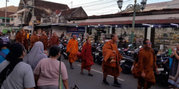 Puluhan Bhiksu Thudong dari empat negara di Asia Tenggara saat meninggalkan kawasan Bangsal Kepatihan Kantor Gubernur DIY, pada Senin (25/5/2026).