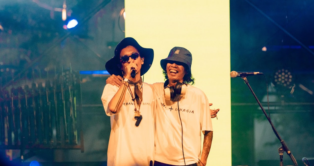 Aksi panggung Metzdub dan Farid Stevy dalam gelaran konser Berani + Bahagia di Asram Edupark, Sabtu (23/5/2026).