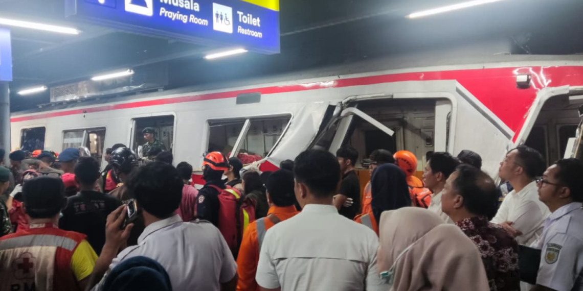 Kecelakaan kereta KA Argo Bromo Anggrek dengan KRL di Stasiun Bekasi bermula dari masalah di perlintasan sebidang, Senin (27/4/2026). Peneliti PUSTRAL UGM mendorong agar perlintasan tersebut dihapus apalagi tak sesuai regulasi.