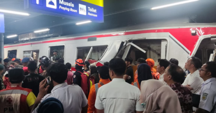Kecelakaan kereta KA Argo Bromo Anggrek dengan KRL di Stasiun Bekasi bermula dari masalah di perlintasan sebidang, Senin (27/4/2026). Peneliti PUSTRAL UGM mendorong agar perlintasan tersebut dihapus apalagi tak sesuai regulasi.