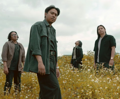 Personel band post hardcore asal Bandung, Khlorine baru saja merilis EP terbaru bertajuk Nirantara