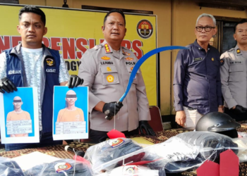 Kapolresta Yogyakarta, Kombes Pol Eva Guna Pandia, dan Kasat Reskrim Polresta Yogyakarta, AKP Riski Adrian, menunjukkan barang bukti dan foto pelaku pembacokan yang menewaskan seorang pelajar, Jumat (22/5/2026).