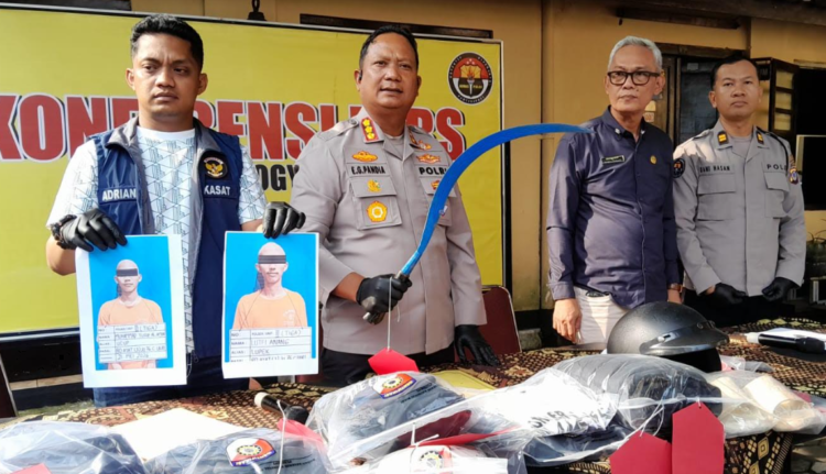 Kapolresta Yogyakarta, Kombes Pol Eva Guna Pandia, dan Kasat Reskrim Polresta Yogyakarta, AKP Riski Adrian, menunjukkan barang bukti dan foto pelaku pembacokan yang menewaskan seorang pelajar, Jumat (22/5/2026).