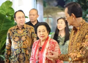 Presiden ke-5 RI sekaligus Ketum PDIP, Megawati Soekarnoputri, bersama keluarga melakukan pertemuan dan santap malam dengan Sri Sultan Hamengku Buwono X di Kraton Yogyakarta, Jumat (22/5/2026).