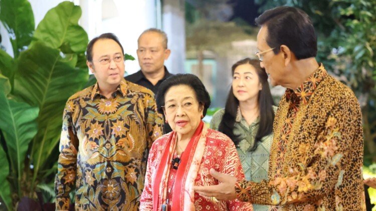 Presiden ke-5 RI sekaligus Ketum PDIP, Megawati Soekarnoputri, bersama keluarga melakukan pertemuan dan santap malam dengan Sri Sultan Hamengku Buwono X di Kraton Yogyakarta, Jumat (22/5/2026).