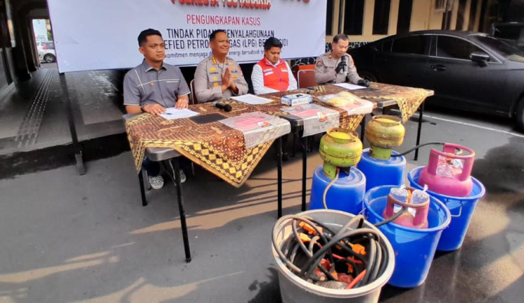 Polresta Yogyakarta ungkap kasus pengoplosan isi LPG subsidi ke tabung non subsidi, Rabu (20/5/2025).
