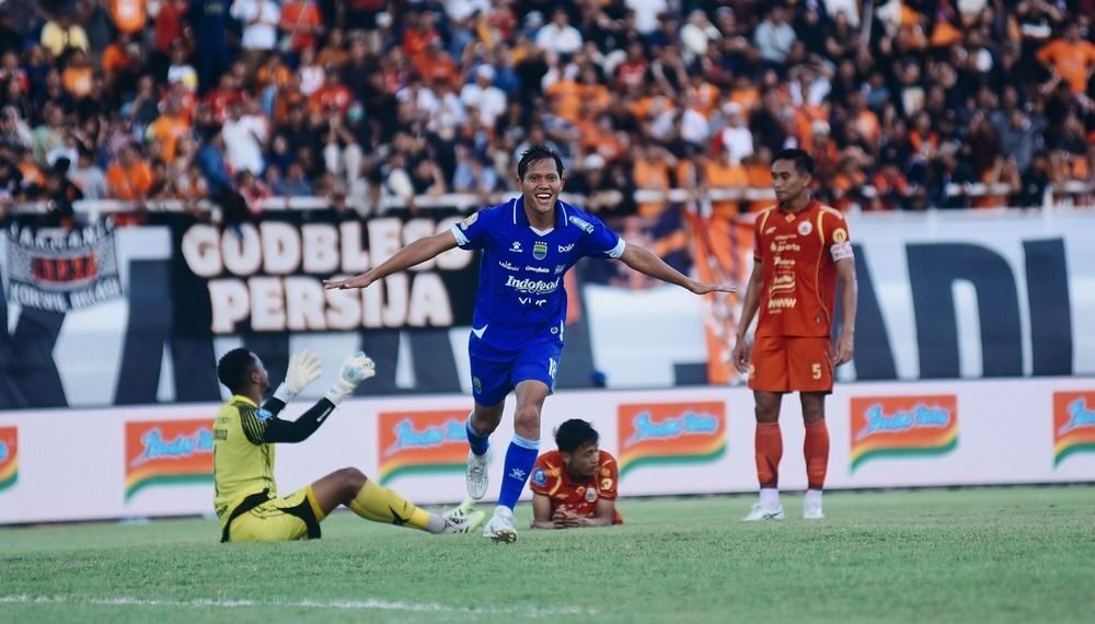 Penyerang Persib Bandung Adam Alis merayakan gol yang dilesakkan ke gawang Persija Jakarta dalam laga pekan ke-32 Super League yang digelar di Stadion Segiri, Samarinda, Minggu (10/5/2026)