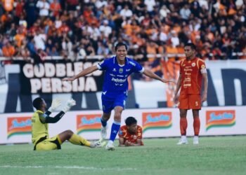 Penyerang Persib Bandung Adam Alis merayakan gol yang dilesakkan ke gawang Persija Jakarta dalam laga pekan ke-32 Super League yang digelar di Stadion Segiri, Samarinda, Minggu (10/5/2026)