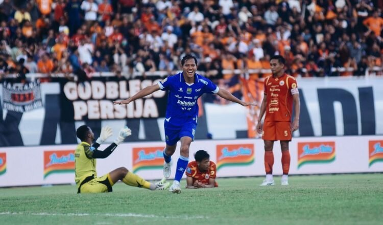 Penyerang Persib Bandung Adam Alis merayakan gol yang dilesakkan ke gawang Persija Jakarta dalam laga pekan ke-32 Super League yang digelar di Stadion Segiri, Samarinda, Minggu (10/5/2026)
