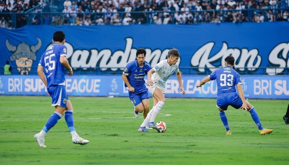 Pemain PSIM Yogyakarta dikepung sejumlah penggawa Persib Bandung dalam laga lanjutan BRI Super League di Stadion Gelora Bandung Lautan Api, Senin (4/5/2026)