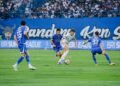 Pemain PSIM Yogyakarta dikepung sejumlah penggawa Persib Bandung dalam laga lanjutan BRI Super League di Stadion Gelora Bandung Lautan Api, Senin (4/5/2026)