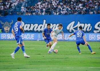 Pemain PSIM Yogyakarta dikepung sejumlah penggawa Persib Bandung dalam laga lanjutan BRI Super League di Stadion Gelora Bandung Lautan Api, Senin (4/5/2026)