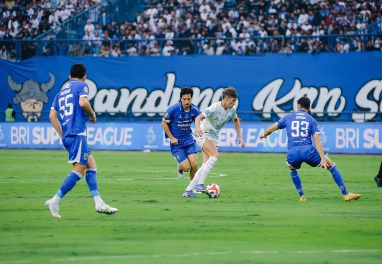 Pemain PSIM Yogyakarta dikepung sejumlah penggawa Persib Bandung dalam laga lanjutan BRI Super League di Stadion Gelora Bandung Lautan Api, Senin (4/5/2026)