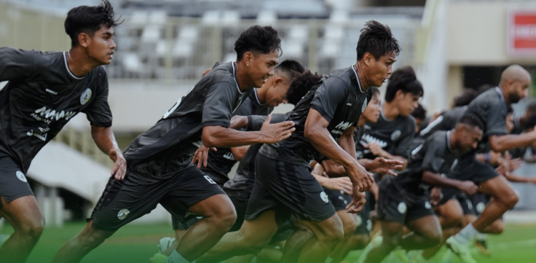 Para penggawa PSS Sleman berlatih di Stadion Maguwoharjo jelang menghadapi laga penentuan kontra PSIS Semarang, Minggu (3/5/2026)