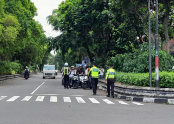 Sejumlah petugas polisi melakukan pengamanan di kawasan Mandala Krida usai terjadi tawuran antarpelajar, Selasa (5/5/2026)