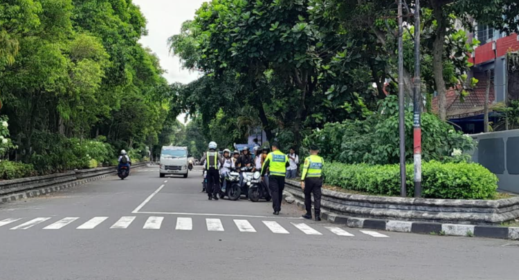Sejumlah petugas polisi melakukan pengamanan di kawasan Mandala Krida usai terjadi tawuran antarpelajar, Selasa (5/5/2026)