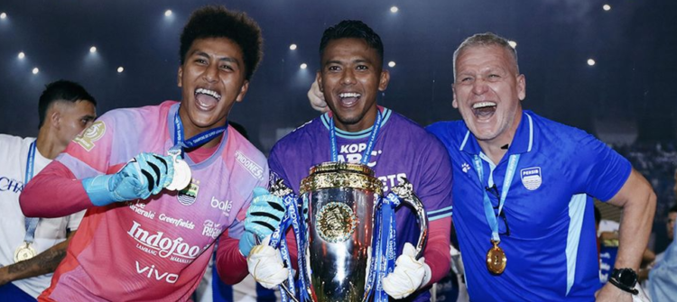 Kiper Persib Bandung Teja Paku Alam bukukan sejarah seusai Persib Bandung hattrick juara Super League