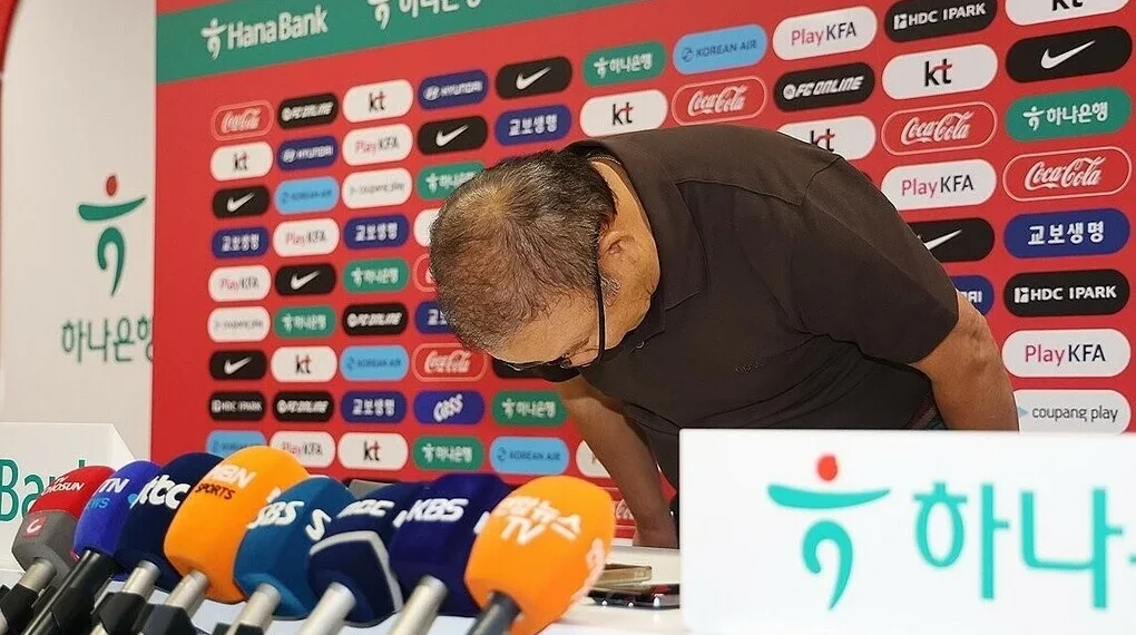 Park Hang-seo, Wakil Presiden Asosiasi Sepak Bola Korea dan Kepala delegasi Korea di Piala Dunia 2026, menundukkan kepalanya sebagai tanda permintaan maaf atas kekalahan tim Korea.