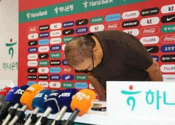 Park Hang-seo, Wakil Presiden Asosiasi Sepak Bola Korea dan Kepala delegasi Korea di Piala Dunia 2026, menundukkan kepalanya sebagai tanda permintaan maaf atas kekalahan tim Korea.
