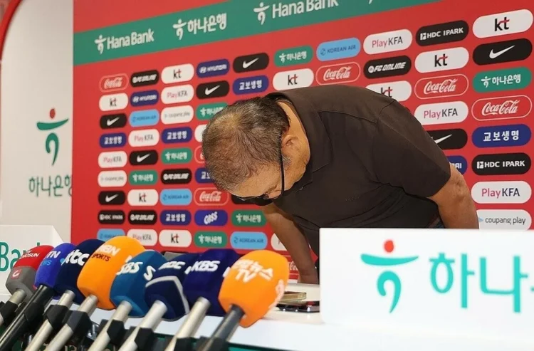 Park Hang-seo, Wakil Presiden Asosiasi Sepak Bola Korea dan Kepala delegasi Korea di Piala Dunia 2026, menundukkan kepalanya sebagai tanda permintaan maaf atas kekalahan tim Korea.