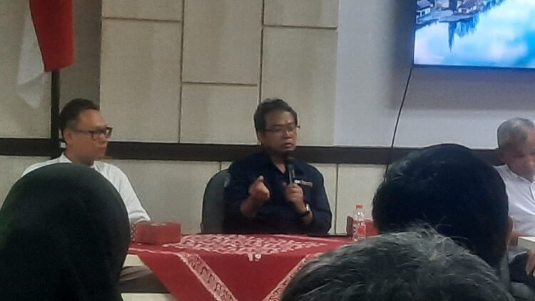 Dosen Departemen Teknik Universitas Gadjah Mada (UGM) Sarju Winardi saat menyampaikan paparanya terkait kebakaran misterius di sebuah rumah di Padukuhan Kasuran, Margomulyo, Seyegan, Sleman, Kamis (4/6/2026).