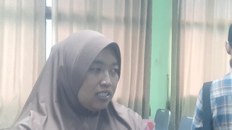 Mutfiana, pemilik rumah yang terbakar misterius di Padukuhan Kasuran, Margomukyo, Seyegan, Sleman, DIY saat diwawancarai, Kamis (4/6/2026).