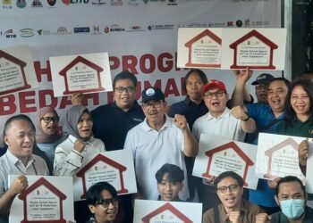 Penyerahan simbolis bantuan bedah rumah kepada 22 penerima manfaat di Kota Yogyakarata oleh Wali Kota Yogyakarta Hasto Wardoyo, Minggu (7/6/2026).
