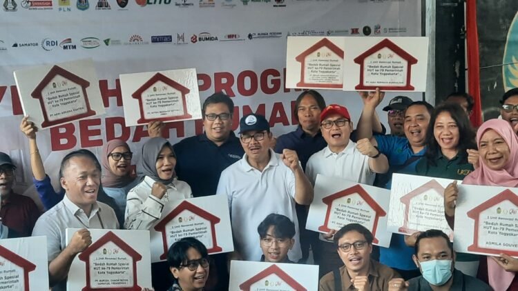 Penyerahan simbolis bantuan bedah rumah kepada 22 penerima manfaat di Kota Yogyakarata oleh Wali Kota Yogyakarta Hasto Wardoyo, Minggu (7/6/2026).