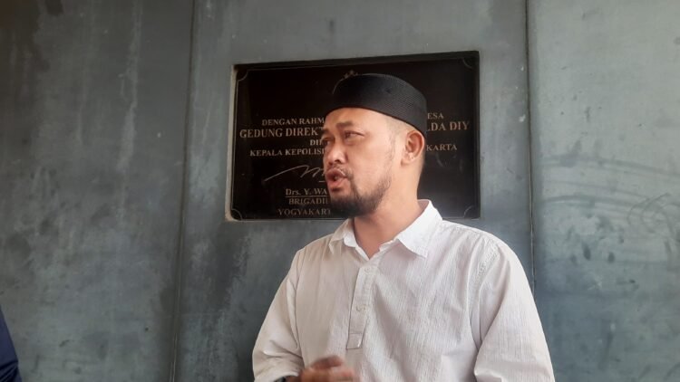 Panglima Front Jihad Islam (FJI) Abdurahman saat melakukan laporan balik pihak Gereja Misi Sejahtera (GMS) terkait pemalsuan dokumen oleh ke Polda DIY, Senin (8/6/2026).