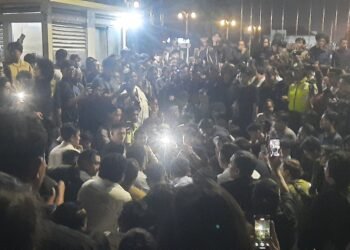 Sejumlah tokoh yang hadir dalam forum Nusantara Young Leaders dikepung oleh ribuan mahasiswa di gerbang kampus Universitas Gadjah Mada (UGM), Senin (15/6/2026).