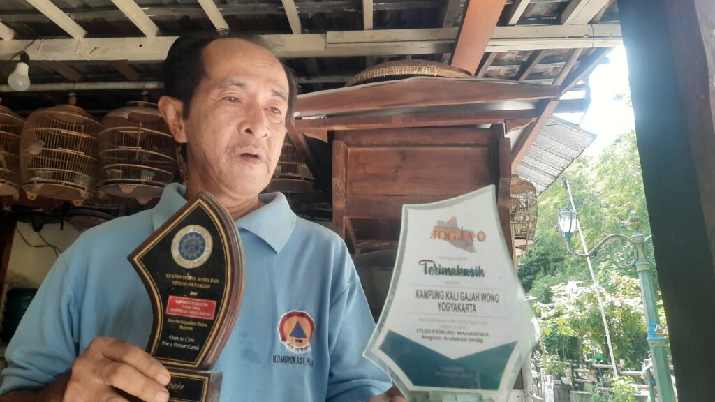Benny Budyo Winahyu, ketua RT 53 Balirejo, Muja-Muju, Umbulharjo, Kota Yogyakarta saat menunjukkan penghargaan dari berbagai pihak datas kebarhasilan menata kawasan Sungai Gajahwong, Senin (22/6/2026).