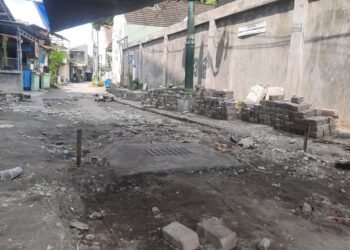 Kondisi pemasangan paving blok yang mangkrak di Balirejo, Muja-Muju, Umbuoharjo, Kota Yogyakarta, DIY, Minggu (21/6/2026).