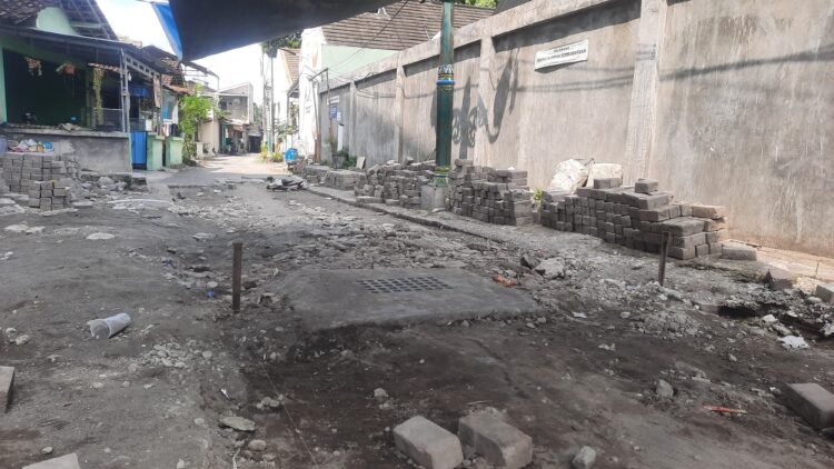 Kondisi pemasangan paving blok yang mangkrak di Balirejo, Muja-Muju, Umbuoharjo, Kota Yogyakarta, DIY, Minggu (21/6/2026).