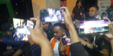 Raudi Akmal mengenakan rompi kejaksaan usai ditetapkan sebagai tersangka oleh Kejaksaan Negeri (Kejari) Sleman kasus tindak pidana korupsi Hibah Pariwisata Sleman 2020, Senin (22/6/2026).