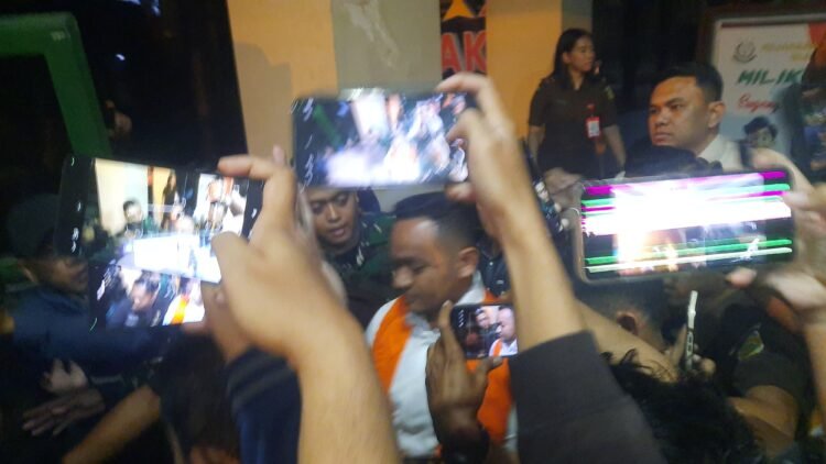 Raudi Akmal mengenakan rompi kejaksaan usai ditetapkan sebagai tersangka oleh Kejaksaan Negeri (Kejari) Sleman kasus tindak pidana korupsi Hibah Pariwisata Sleman 2020, Senin (22/6/2026).