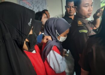 Tersangka kekerasan kepada balita di Daycare Little Aresha saat dibawa ke mobil tahanan.