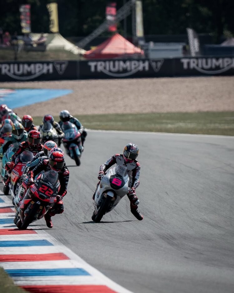 Pebalap Veda Ega Pratama saat bersaing di ajang Moto3 di Sirkuit Assen, Belanda