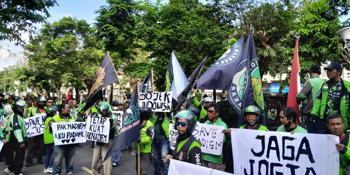 Ratusan pengemudi ojol di Kota Yogyakarta melakukan aksi solidaritas dukung pendiri Gojek, Nadiem Makarim, di Kejati DIY, Selasa (2/6/2026).