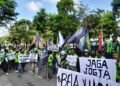Ratusan pengemudi ojol di Kota Yogyakarta melakukan aksi solidaritas dukung pendiri Gojek, Nadiem Makarim, di Kejati DIY, Selasa (2/6/2026).