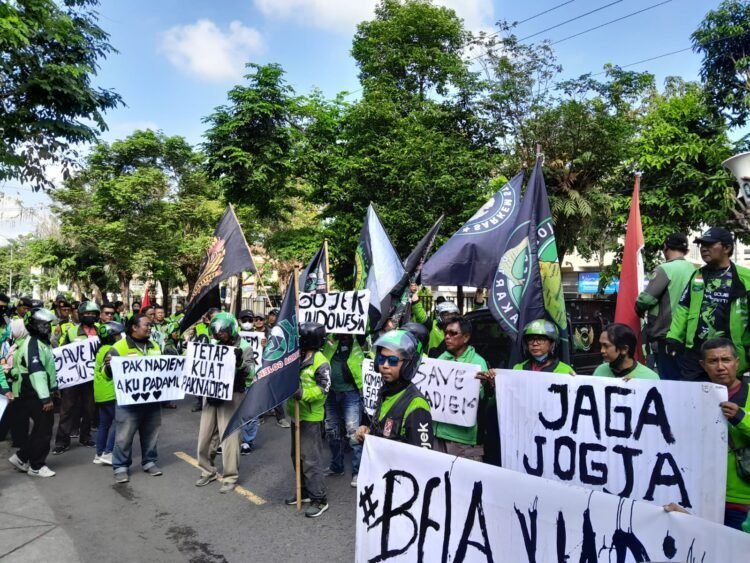 Ratusan pengemudi ojol di Kota Yogyakarta melakukan aksi solidaritas dukung pendiri Gojek, Nadiem Makarim, di Kejati DIY, Selasa (2/6/2026).