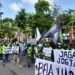 Ratusan pengemudi ojol di Kota Yogyakarta melakukan aksi solidaritas dukung pendiri Gojek, Nadiem Makarim, di Kejati DIY, Selasa (2/6/2026).
