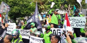Salah satu massa aksi Bela Nadiem saat menyampaikan orasi di depan Kantor Kejati DIY, Selasa (2/6/2026).