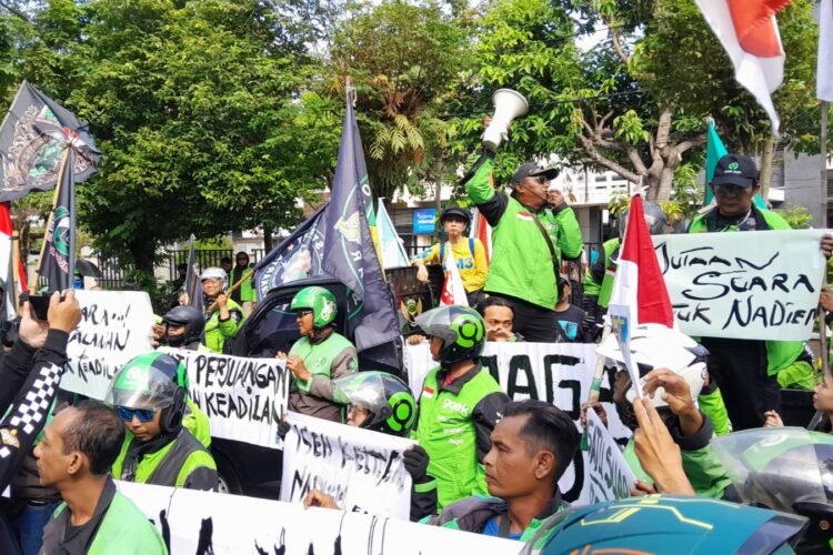 Salah satu massa aksi Bela Nadiem saat menyampaikan orasi di depan Kantor Kejati DIY, Selasa (2/6/2026).