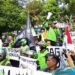 Salah satu massa aksi Bela Nadiem saat menyampaikan orasi di depan Kantor Kejati DIY, Selasa (2/6/2026).