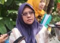 Anastacia Niken, orang tua balita meninggal atas dugaan malapraktik di RSUD Prambanan saat dimintai keterangan awak media.