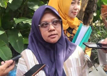 Anastacia Niken, orang tua balita meninggal atas dugaan malapraktik di RSUD Prambanan saat dimintai keterangan awak media.