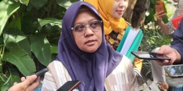 Anastacia Niken, orang tua balita meninggal atas dugaan malapraktik di RSUD Prambanan saat dimintai keterangan awak media.