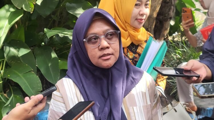 Anastacia Niken, orang tua balita meninggal atas dugaan malapraktik di RSUD Prambanan saat dimintai keterangan awak media.